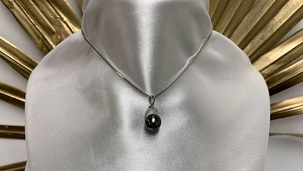Pendant with a 9.9mm pearl