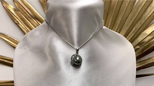 Pendant with a 12.2mm pearl