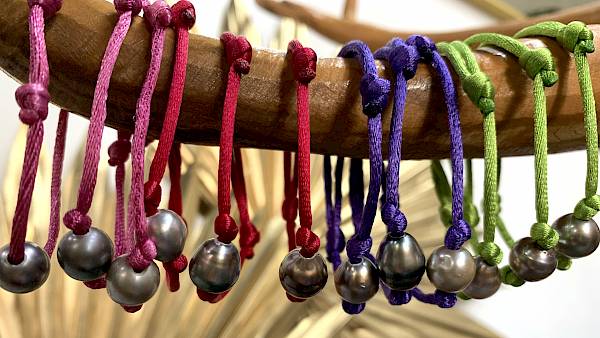 Pulsera de color deslizante con una perla