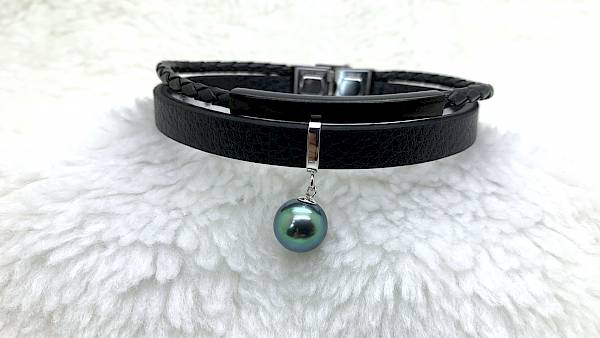 Synthetic leather bracelet with a pearl