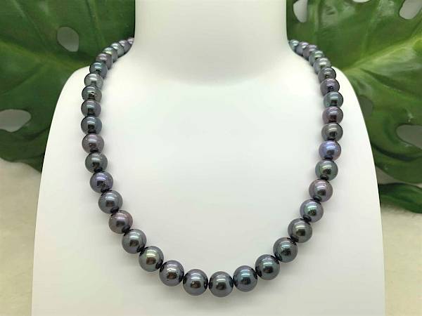 Collier de perles violettes et bleues