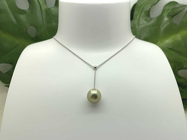 Chaine avec une perle dorée