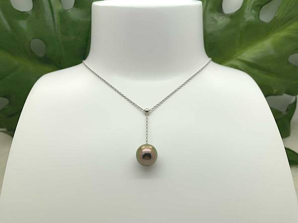 Cadena con una perla con reflejos verdes y rosas