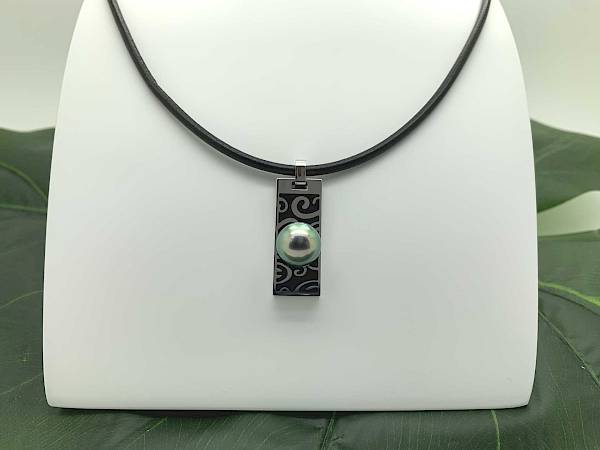 Collier cuir avec un pendentif à motifs et une perle verte