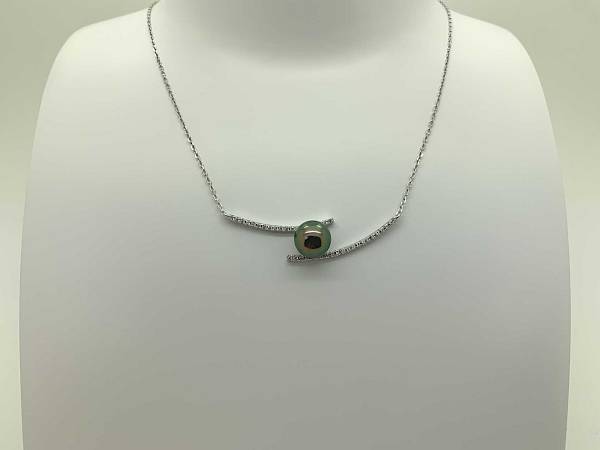 Collar de plata con una perla verde