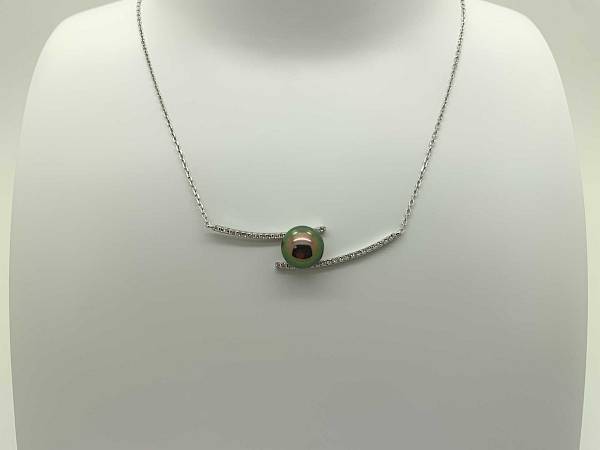 Silver necklace chain with a green-pink pearl