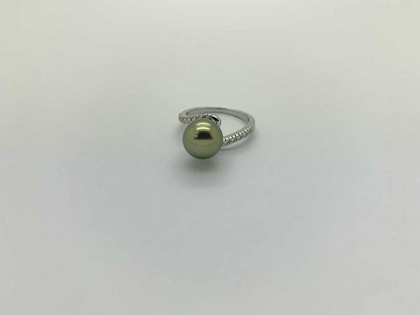 Anillo con una perla de oro