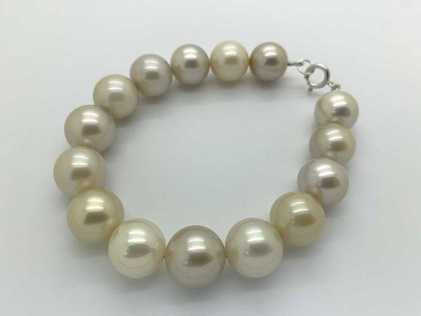 Bracelet câble avec des perles blanc-doré