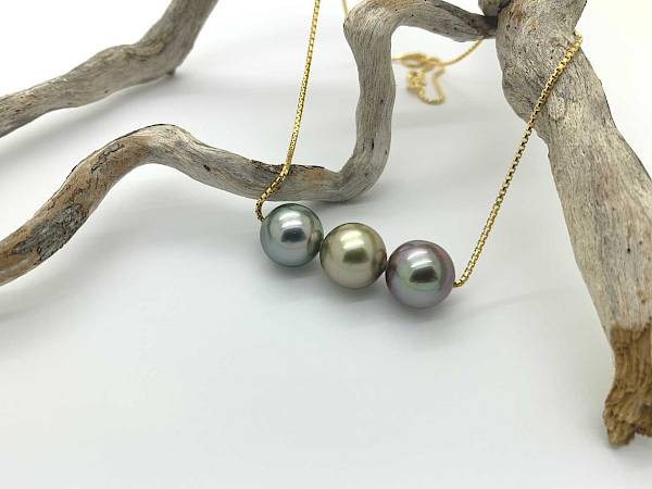 Necklace with 3 pearls