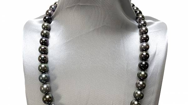 Collar de 47 perlas tahitianas muy hermosas (Zoom en las cuentas laterales)