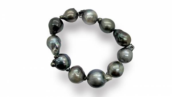 Elastic bracelet with 11 baroque pearls
