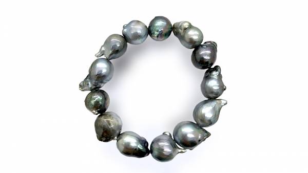 A beautiful elastic bracelet with 13 baroque pearls