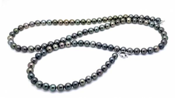 Très beau sautoir de 100 perles aux tons sombres