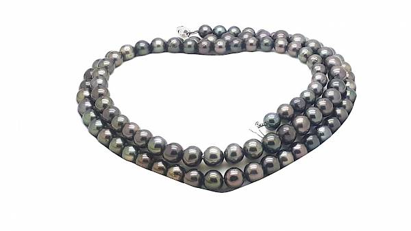 Très beau sautoir composé de 100 perles colorées aux tons sombres