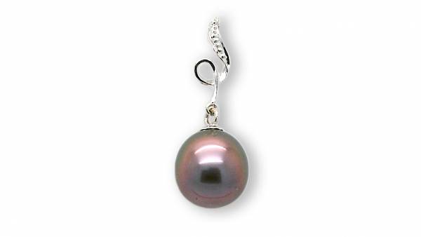 White gold pendant with a beautiful multicolored pearl