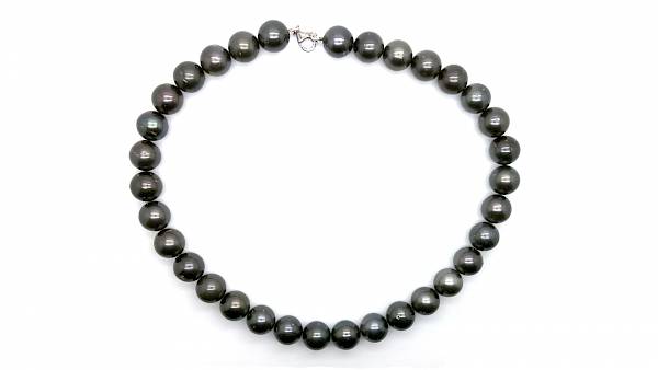 Mihiarii Pearls presents this necklace made of 33 authentic dark colored Tahitian pearls