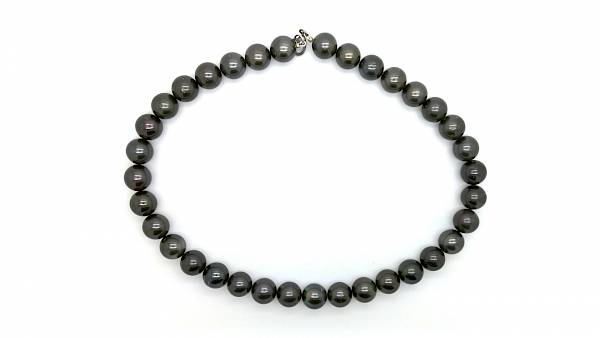 Collier câble réalisé par Mihiarii Pearls, composé de 35 perles foncées de Tahiti