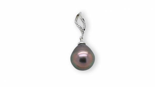 White gold pendant with a semi-baroque pearl