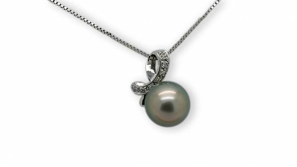 Pequeño colgante de plata rodiada con una hermosa perla verde