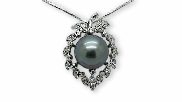Pendentif en argent rhodié avec une très belle perle verte