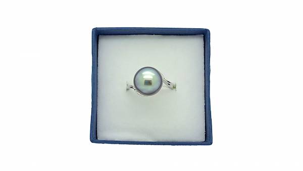 Mihiarii Pearls ring with an authentic blue-pink Tahitian pearl.