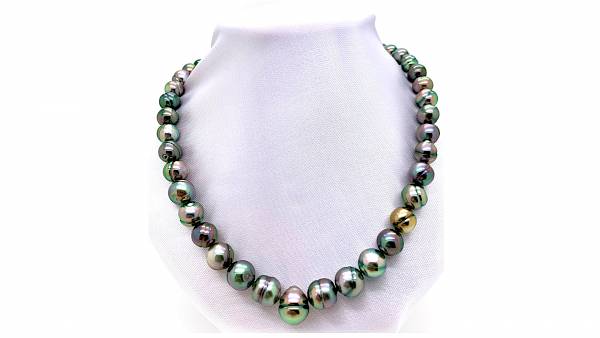 Cable necklace with 43 circled pearls